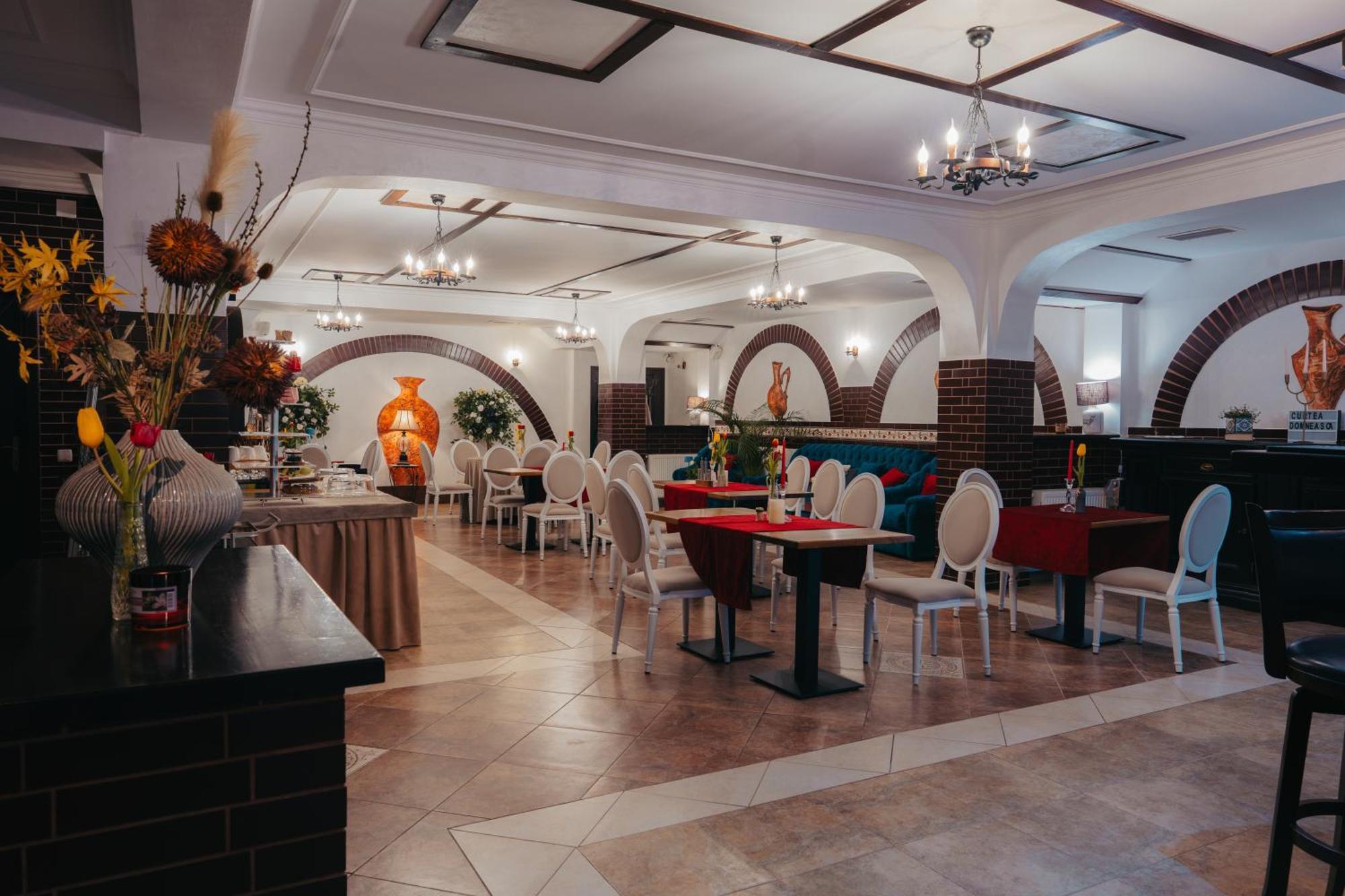 Hotel Curtea Domneasca Vaslui Exteriér fotografie